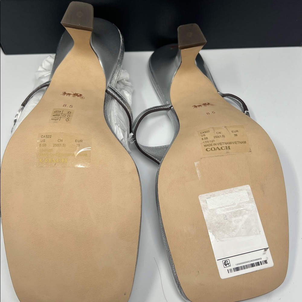 Coach Heritage Kitten Thong Sandals
Size 8.5 - Picture 7 of 10